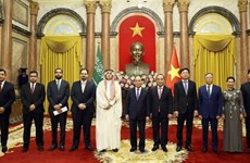 Presidente de Vietnam recibe cartas credenciales de nuevos embajadores