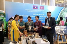 Inauguran en Hanoi exposición de fotos y productos vietnamitas y laosianos