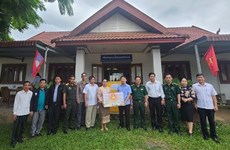 Vietnam entrega suministros médicos para apoyar a provincias de Laos en lucha antiCOVID-19