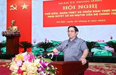 Premier vietnamita exige impulsar desarrollo de industria de defensa nacional 