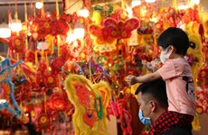 Calle Hang Ma con colores vibrantes en los días previos al Festival del Medio Otoño