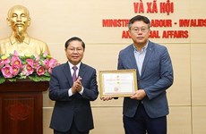 Honran al representante de Agencia Surcoreana para el Desarrollo de Recursos Humanos en Vietnam