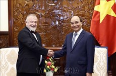 Presidente de Vietnam recibe a nuevos embajadores de países europeos