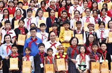 Presidente vietnamita se encuentra con niños destacados de etnias del país 
