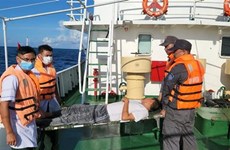 Auxilian a pescador vietnamita enfermo para recibir tratamiento adecuado