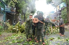 Tifón Noru mantiene a localidades centrovietnamitas despiertas durante la noche
