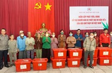 Ofrecen ayuda a pobres afectados por tormenta Noru en provincia de Quang Ngai