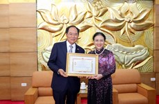Embajador surcoreano condecorado con la medalla de amistad de Vietnam