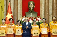 Presidente vietnamita se reúne con excelentes trabajadores de sector electricidad