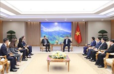 Primer ministro de Vietnam recibe a director general del grupo Adidas