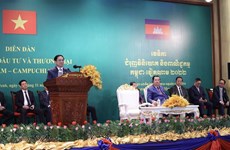 Premieres de Vietnam y Camboya asisten al Foro de promoción de comercio e inversiones