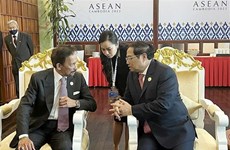 Premier vietnamita sostiene encuentro con el Sultán de Brunei al margen de Cumbres de ASEAN