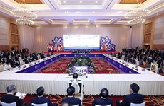 Líderes de ASEAN y China discuten medidas para promover relaciones