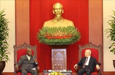 Máximo dirigente vietnamita recibe a presidente de Uganda
