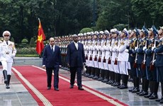 Presidente vietnamita preside ceremonia oficial de bienvenida a homólogo ugandés