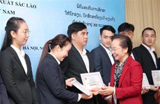 Vietnam entrega 200 becas a estudiantes de Laos