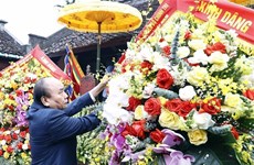 Rinden homenaje a la famosa personalidad y personas con méritos revolucionarios vietnamitas
