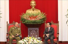 Dirigente vietnamita recibe a funcionario de las Fuerzas Armadas Revolucionarias de Cuba