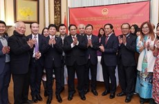 Primer ministro de Vietnam se reúne con comunidad de connacionales en Bélgica