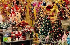 Resulta vibrante mercado de adornos de Navidad en Hanoi