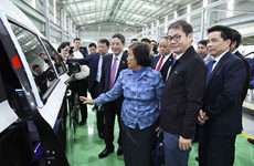 Delegación parlamentaria de Camboya visita grupo vietnamita THACO