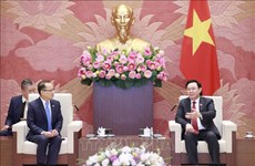 Máximo legislador vietnamita recibe a saliente embajador de Camboya