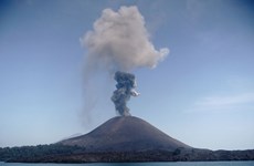 Indonesia evacúa a cientos de personas de zona de erupción volcánica