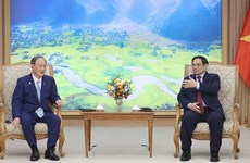 Premier vietnamita recibe al exprimer ministro japonés Suga Yoshihide