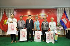 Embajada de Vietnam en Camboya obsequia regalos a hogares pobres 