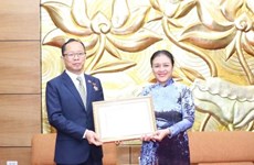 Entregan insignia en Vietnam a Embajador saliente de Camboya