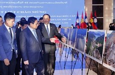 Premieres de Vietnam y Laos participan en exposición sobre nexos de cooperación bilateral