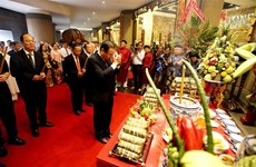Dirigentes de Ciudad Ho Chi Minh rinden homenaje a Reyes Hung 