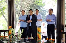 Primer ministro de Vietnam rinde homenaje a difuntos dirigentes del Gobierno