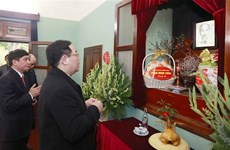 Presidente del Parlamento de Vietnam rinde tributo al Presidente Ho Chi Minh