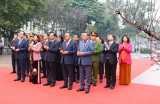 Autoridades de Hanoi rinden homenaje a antepasados y Presidente Ho Chi Minh 