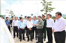 Premier de Vietnam inspecciona calidad de obras infraestructurales de Binh Dinh