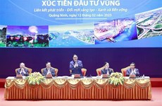  Premier vietnamita insta a impulsar papel del desarrollo de delta del río Rojo 