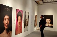 Artista español presenta fotos sobre la mujer en exposición en Vietnam