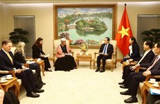 Viceprimer ministro de Vietnam recibe a subsecretaria de Comercio de Estados Unidos