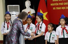 Otorgan becas para estudiantes vietnamitas con dificultades en Laos 