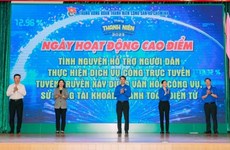 Los jóvenes de la Ciudad Ho Chi Minh asisten al público en el manejo de los servicios digitales