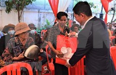 Viettel Global entrega regalos a la comunidad de origen vietnamita en Camboya