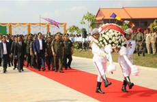 Inauguran tumba con forma de torre para soldados camboyanos 