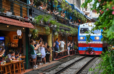 Prohiben recorridos por cafeterías a lo largo de la calle del tren de Hanoi