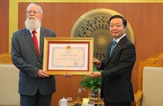 Vietnam honra a Michael Parsons por sus aportes al sector ambiental