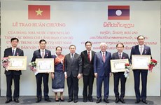 Funcionarios vietnamitas condecorados con distinciones de Laos
