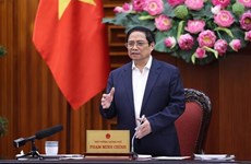 Premier vietnamita insta a resolver dificultades para mercado financiero