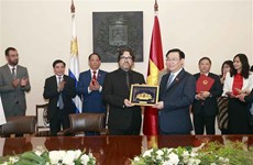Titular del Parlamento vietnamita mantiene reunión con autoridades de Montevideo