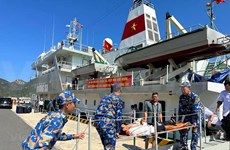 Marina vietnamita traslada a pescadores enfermos a parte continental