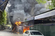 Cinco autos y 19 motos quemados en estacionamiento de Hanoi